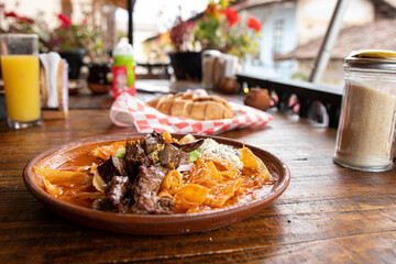 Desayuno mexicano en mesa tradicional