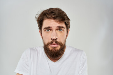 Obraz premium Bearded man gesturing with hand white cropped t-shirt studio lifestyle