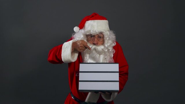 Papa noel con anuncio luminoso marquesina feliz alegre