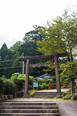 日本　和歌山県那智勝浦町、熊野古道の大門坂の振ヶ瀬橋と鳥居