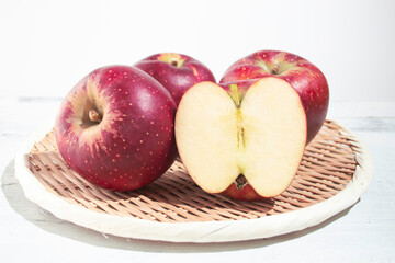 日本の信州産リンゴ「秋映（あきばえ）」、ダークレッドの酸味のあるリンゴ