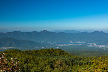 日本　山梨県、富士山の奥庭展望地から見える本栖湖と広大な景色