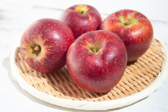 日本の信州産リンゴ「秋映（あきばえ）」、ダークレッドの酸味のあるリンゴ