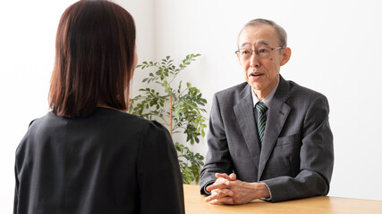 打ち合わせをするシニアビジネスマン