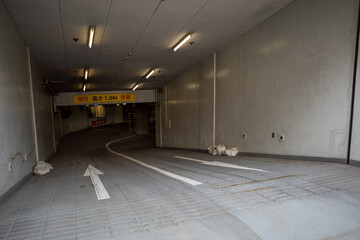 地下駐車場の入り口