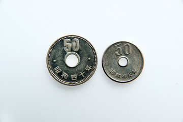 Obraz premium 昭和40年と昭和42年の50円硬貨の大きさの比較 裏