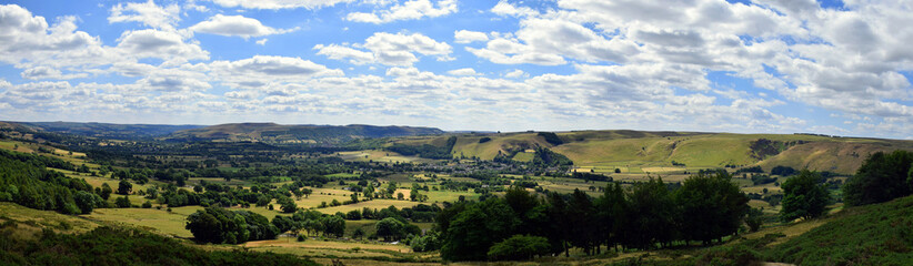 Obraz premium Beautiful panoramic landscape of the Peak District National Park, Derbyshire, United Kingdom, the first national park in England and also a popular tourist destination – August, 2018