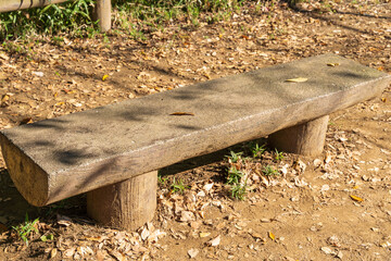 木で出来たベンチ