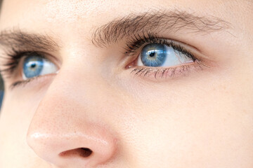 Obraz premium The woman's eyes, she has beautiful blue artificial eyes.