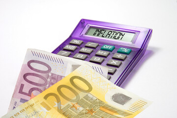 Taschenrechner, Euro Geldscheine und die Inflation