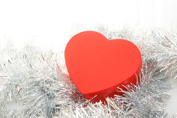 赤いハートと銀色の飾り
