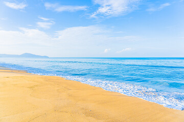 Fototapeta na wymiar Beautiful tropical beach sea ocean with blue sky and white cloud