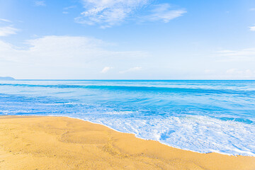Fototapeta na wymiar Beautiful tropical beach sea ocean with blue sky and white cloud