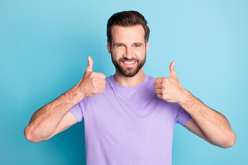 Fototapeta premium Photo of young attractive man show thumbs-up ad promo like perfect choice isolated over blue color background