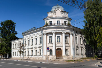 Fototapeta na wymiar Tver. Historic building. Merchant Zubchaninov's house, 2nd half of the 18th century. Monument of early classicism.