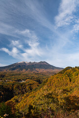 秋の絶景スポット　紅葉と御嶽山を望む九蔵峠