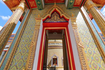 Obraz premium Thai architecture and beautiful Thai motifs in Ratchabophit Sathitmahasimaram Ratchaworawihan temple