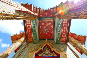 Obraz premium Thai architecture and beautiful Thai motifs in Ratchabophit Sathitmahasimaram Ratchaworawihan temple