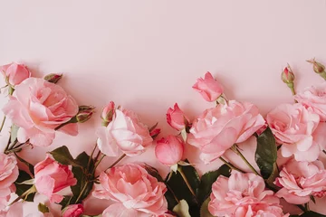 Foto auf Acrylglas Rosa Rose blüht Blumenstrauß auf rosa Hintergrund. Flache Lage, Draufsicht minimale Blumenkomposition. © Floral Deco