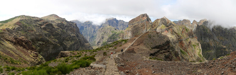 Fototapeta na wymiar People walking the hiking trail Vereda do Areeiro near Pico Arieiro (Madeira) 