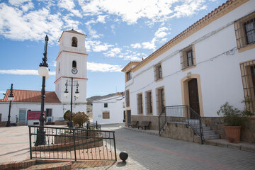 Plaza Tahal con iglesia y cielo azul