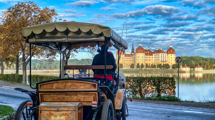 Kutsche vor dem Schloss Moritzburg bei Dresden, Sachsen, Deutschland
