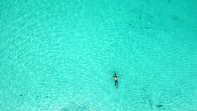 Mann schwimmt im traumhaften Meer