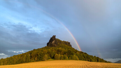 Der Liliensteinmit Regenbogen, Sächsische Schweiz, Sachsen, Deutschland © Frank