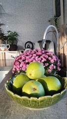 Jesienny klimat w kuchni, umyte jabłka prosto z sadu, kuchnia z białym zlewem - obrazy, fototapety, plakaty