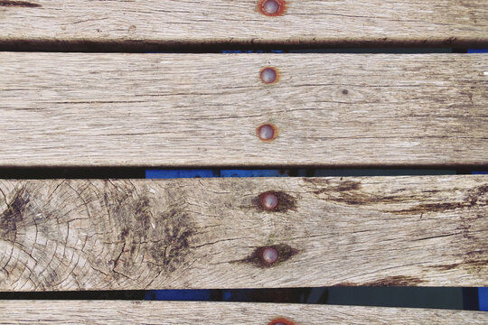 Tablones de madera y clavos degradados. Superficie de un muelle de madera en la playa de Mamaia, Constanta, Ruman&iacute;a.