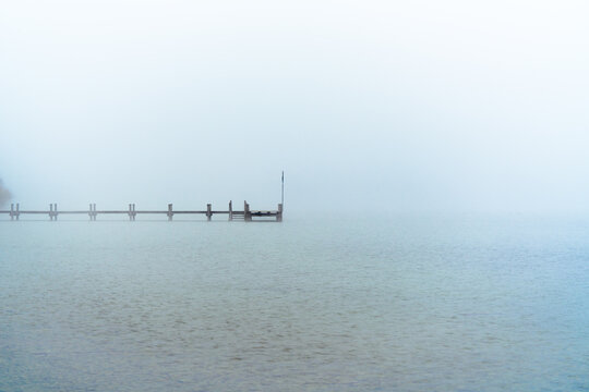 Herbst am See, Bootssteg im Nebel am Starnberger See