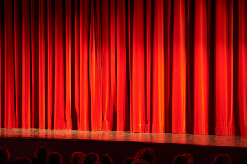 Roter Bühnenvorhang