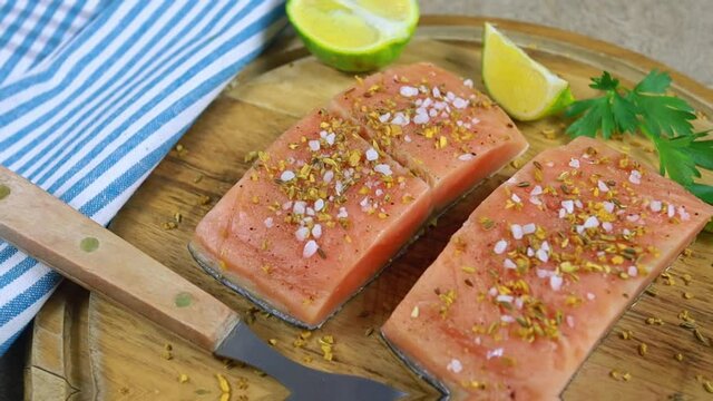 pav&eacute; de saumon cru aux &eacute;pices sur une planche en bois