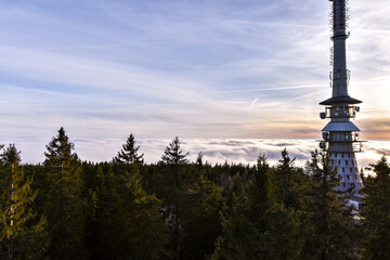 Fototapeta na wymiar Sonnenuntergang am Ochsenkopf beii Nebel im Fichtelgebirge