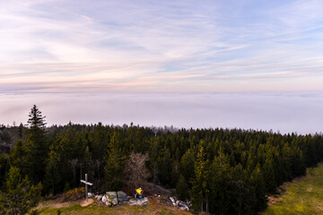 Fototapeta na wymiar Sonnenuntergang am Ochsenkopf beii Nebel im Fichtelgebirge