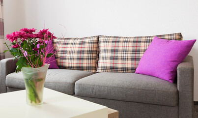 Couch mit Blumendekoration