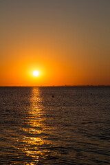 Obraz premium people on the seashore during sunset