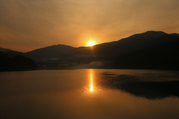 Fototapeta premium 강에 비친 일출