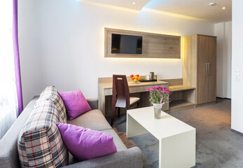 Hotelzimmer mit Sitzecke und Schreibtisch