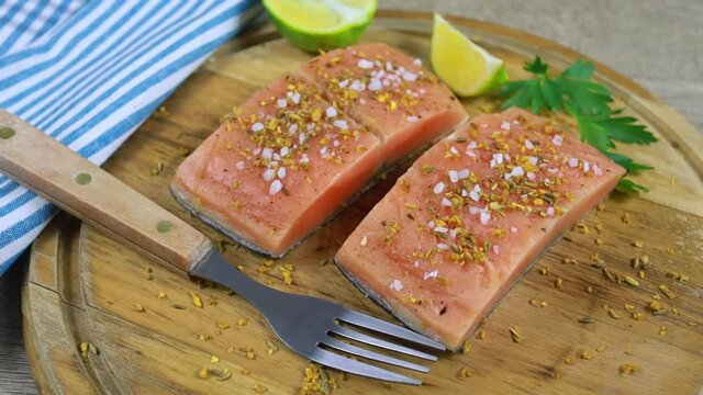 pav&eacute; de saumon cru aux &eacute;pices sur une planche en bois