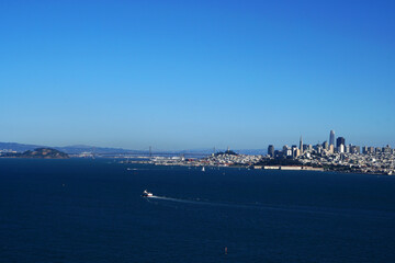 Naklejka premium Cityscape of San Francisco downtown and blue pacific ocean on sunny day , California, United states , USA - seen from fort baker , travel and sightseeing concept 