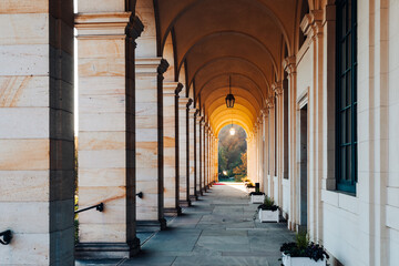 Bogengang mit Sonnenlicht 