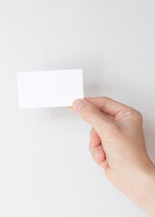Obraz premium Hand holding empty white business card.