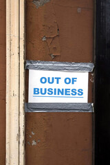 out of business schild an hauswand