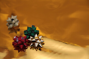 decorazioni natalizie mani che portano regali