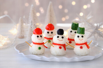 Snowman rice balls with tomato, cucumber, black olive, seaweed, fried pasta.
Christmas party food idea. 　雪だるまおにぎり　クリスマス