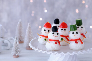 Snowman rice balls with tomato, cucumber, black olive, seaweed, fried pasta.
Christmas party food idea. 　雪だるまおにぎり　クリスマス