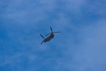 Fototapeta na wymiar 秋の青空と飛んでいる自衛隊のヘリコプターの姿