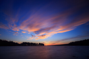 Lac de servière au lever de soleil
