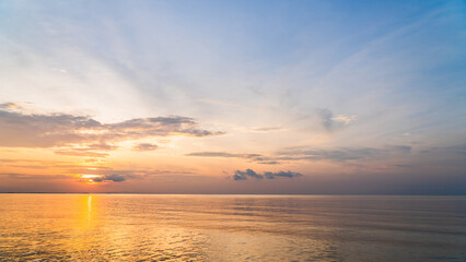 Fototapeta na wymiar sunset sky over sea in the evening